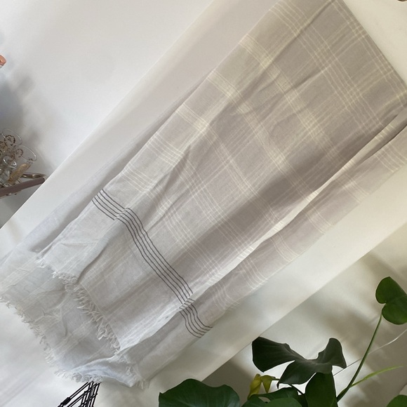 Lululemon Mudra Scarf oversize sheer light weight bamboo
Silver Ghost Black - Picture 3 of 4